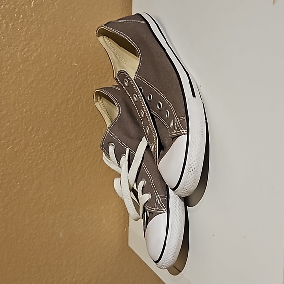 Great condition low top gray converse - Picture 2 of 6